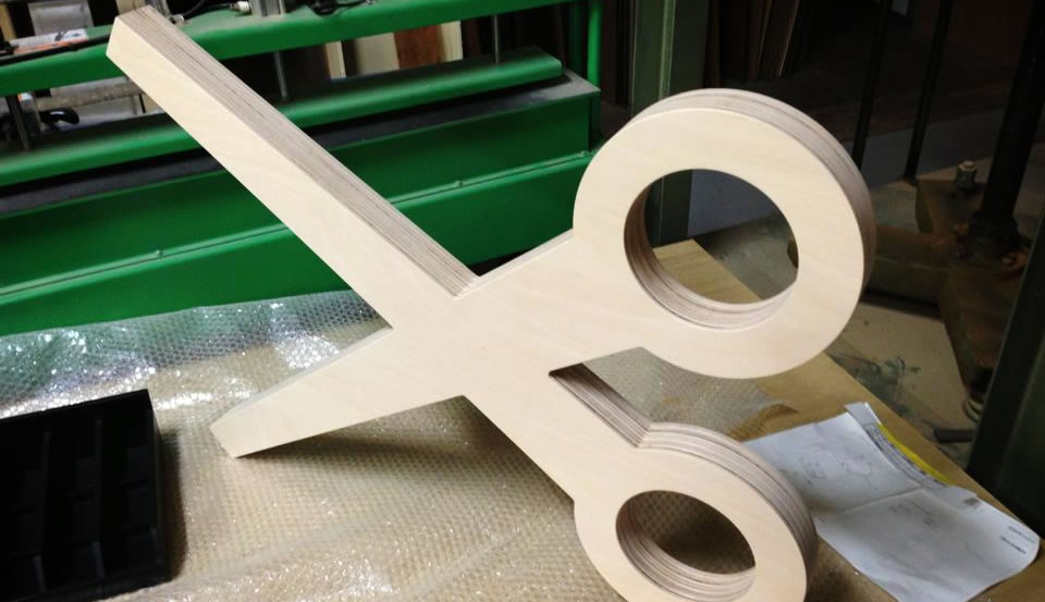 木製看板　ＮＣ(ＣＮＣ)加工機を用いＲ加工