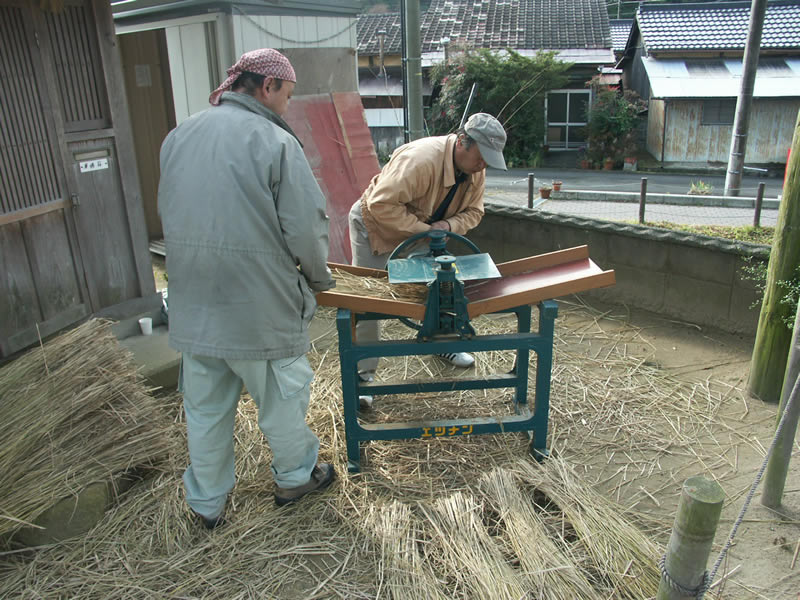 オリジナル家具　わらを柔らかくする作業