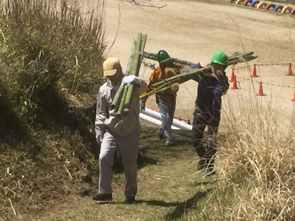 竹材の運搬作業