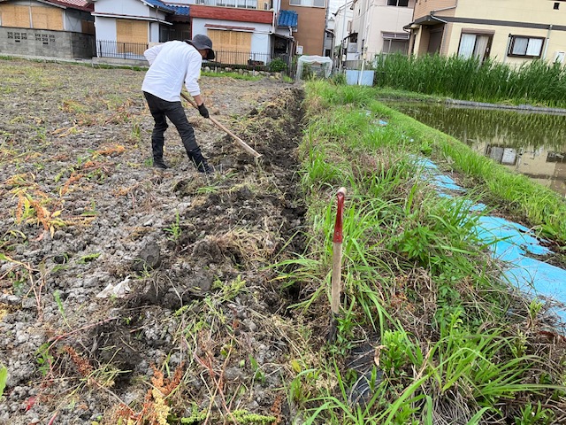 畔切作業　家具屋