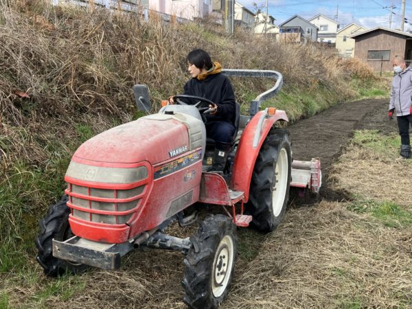 トラクターによる耕耘作業