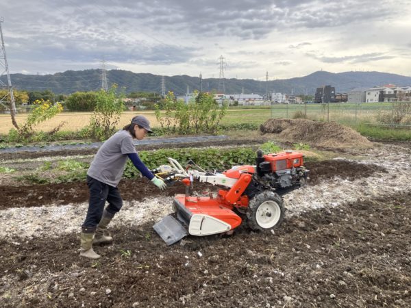 家具屋が耕耘機で畑を耕す