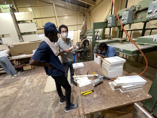 丁寧に指導しながら木工作業を体験してもらいます
